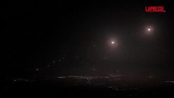 Decine di razzi lanciati nella notte dal Libano su Israele. Idf: "Intercettati da Iron Dome"