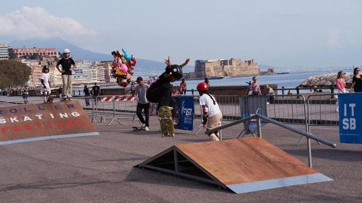 Napoli, il lungomare diventa una pista di pattinaggio per il Roller Skting Festival
