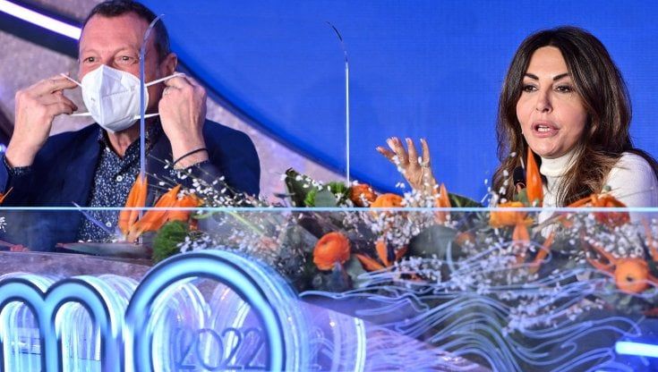 Sabrina Ferilli show, ironia e battute: "Avevo proposto a Amadeus di fare a Sanremo il trenino brasiliano, tutti nudi. Ma ha detto no"
