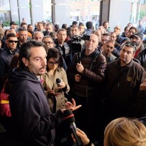 Scontro Piaggio Aero-sindacati<br />restano gli esuberi, uova contro i delegati