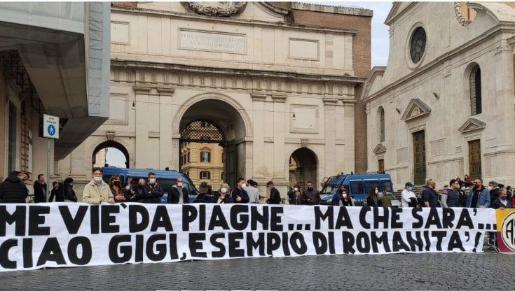 I funerali di Proietti: Roma e Gigi, l'ultimo abbraccio (a distanza). Al Globe anche Veltroni e Brignano