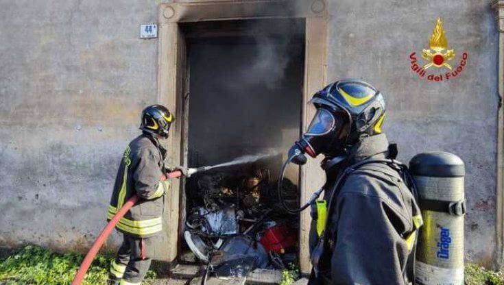 Incendio in un deposito di elettrodomestici, nube nera su Catania