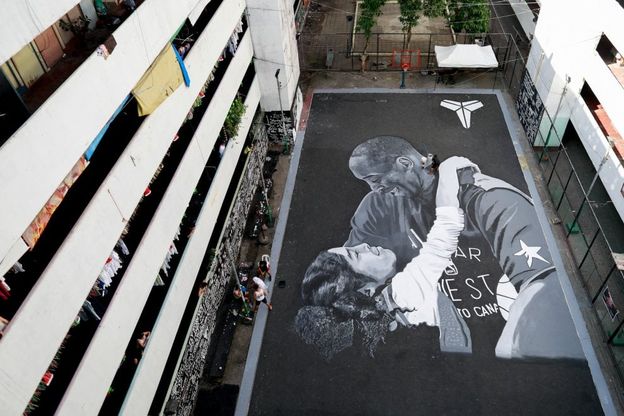 L'abbraccio tra Kobe Bryant e la figlia Gianna, il murale su un campo nelle Filippine