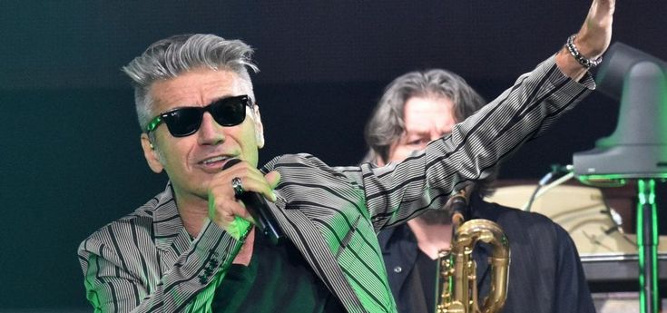 Ligabue interrompe il tour: "Devo operarmi alle corde vocali"