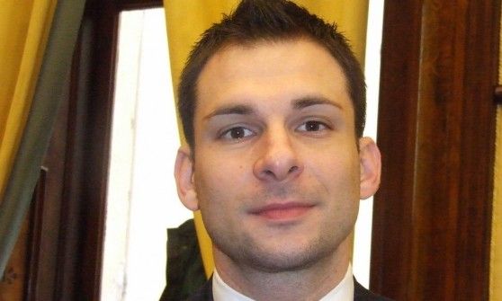 Sindaco con il lutto al braccio per l'arrivo di sei profughi