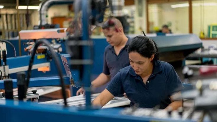 Piccola e poco tecnologica: perché l’industria italiana regge ma non fa il salto