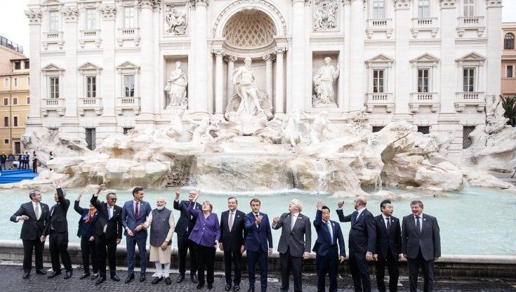 Fontana di Trevi, il rito propiziatorio dei Grandi con le monetine di Leonardo