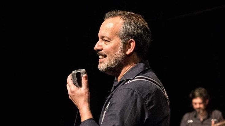 Mario Perrotta rende omaggio a Modugno: teatro e musica in “Nel blu”