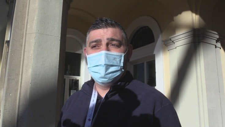 Vax Day, Spallanzani: il primo uomo vaccinato si commuove: "L'ho fatto per mia figlia, i no vax? li curiamo lo stesso" 