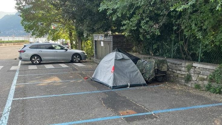 Como, multa al turista in tenda. Rapinese lo sbeffeggia sui social: “Per lui niente carro attrezzi”