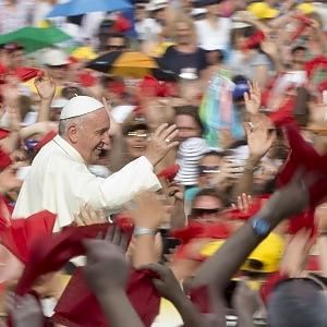 Monito di papa Francesco: "Il diavolo entra dal portafogli. E non ci siano leader a vita"