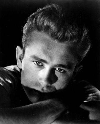 James Dean, il mito in giacca rossa e t-shirt bianca dal talento animalesco