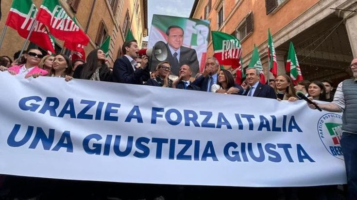 FI lancia il sì al referendum nel nome di Berlusconi: sit in nel giorno del primo avviso di garanzia