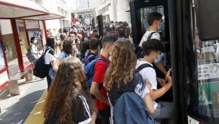 Bari, una 18enne vittima di una baby gang sul bus: insulti, sputi e atti osceni. "Nessuno è intervenuto, neanche l'autista"