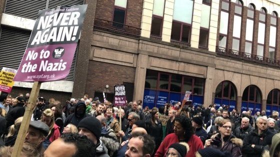 Liverpool beffa il corteo dell'estrema destra: la città si riempie di antifascisti