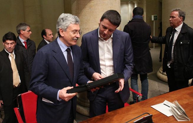 D'Alema regala la maglia di Totti a Renzi