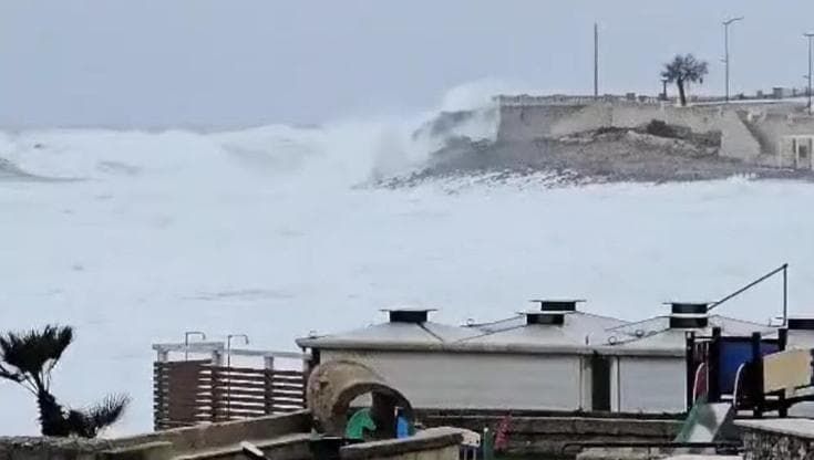 Il ciclone Harry sfiora il Salento: le mareggiate arrivano in strada. Allerta gialla in Puglia
