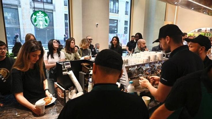 Starbucks in Galleria Umberto, folla all’apertura a Napoli