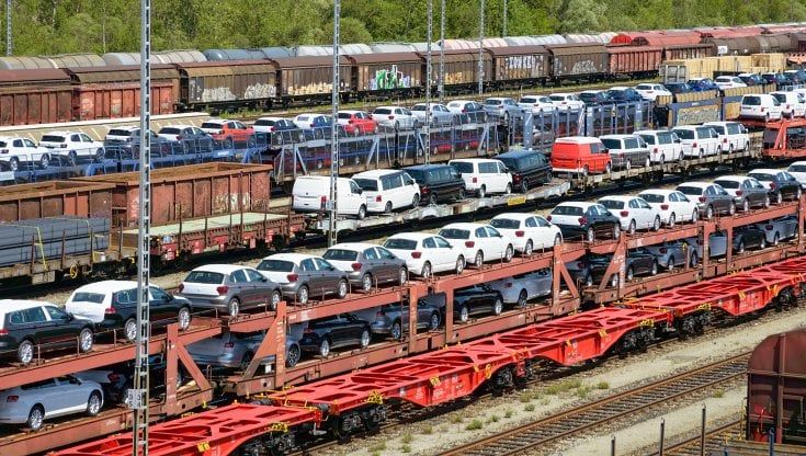 Mercato auto, il 2023 inizia con una crescita del 10,7%. Ma la transizione all'elettrico va col freno tirato