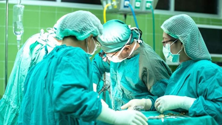 Molestie perfino in sala operatoria, il MeToo delle chirurghe britanniche: “Ora parliamone”