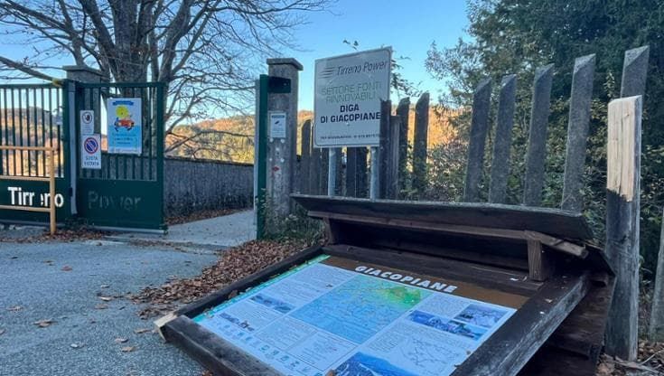 Lago Giacopiane, distrutti pannelli e aree ristoro dell’Aveto. Sullo sfondo i veleni contro il Parco