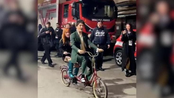 Sanremo, Maria Antonietta e Colombre lasciano l'Ariston su un tandem