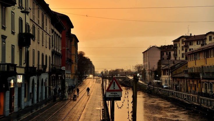 A Milano il "cielo giallo" che piace ai social. Ma adesso tornano pioggia e freddo