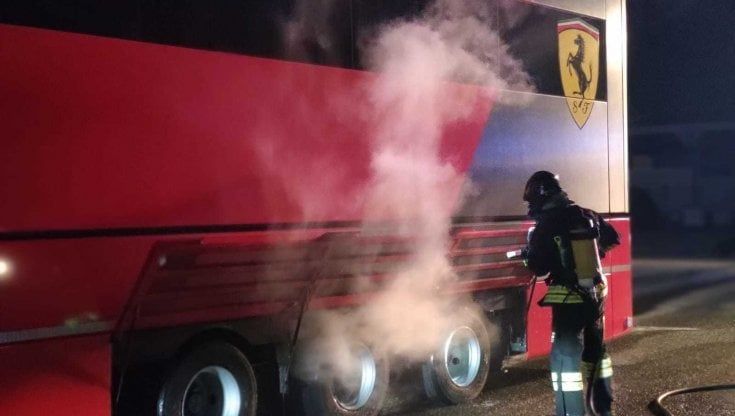 Tir Ferrari dai Paesi Bassi a Monza "a fuoco" soccorso nella notte a Susa: era un surriscaldamento