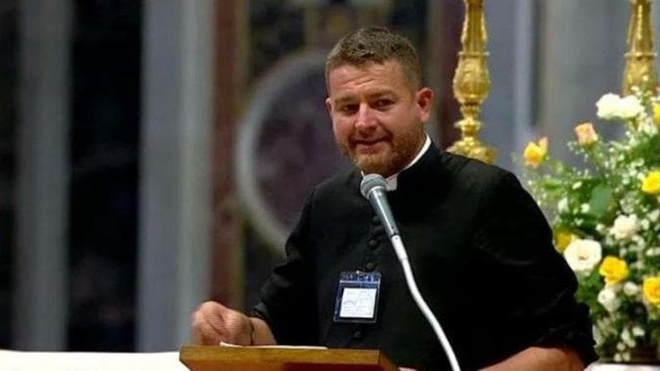 Don Massimo: “Nelle notti afose il telefonino è una tentazione. Poi si confessano: ho scrollato...”