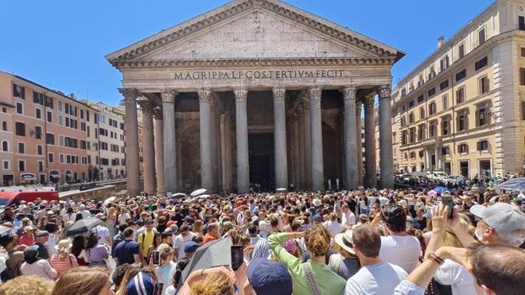 Pantheon, la pioggia di petali incanta Roma: tutti in fila per vedere le rose dall’oculus