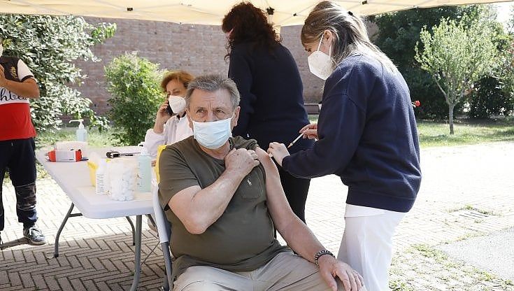 La parabola dei vaccini: così dopo nove mesi inizia a diminuire l’efficacia  