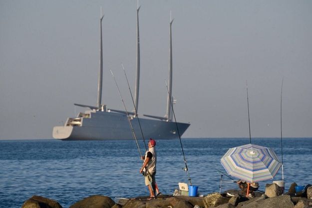 Al largo di Ostia il mega yacht firmato Philippe Starck: è il più grande del mondo