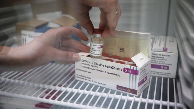 Morto tre giorni dopo il vaccino AstraZeneca, la procura dispone l'estumulazione della salma e l'autopsia