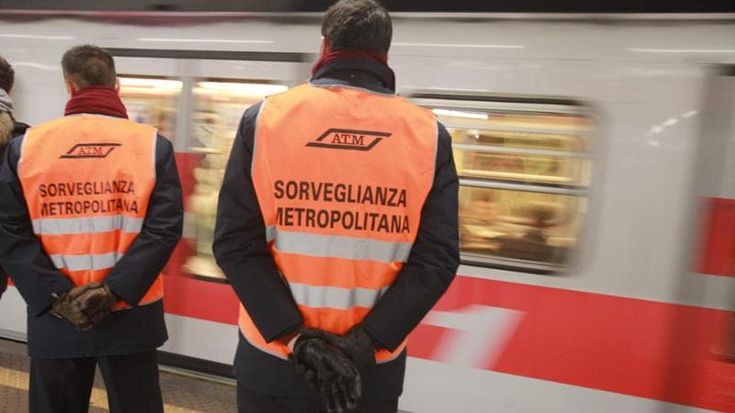 Molestano ragazze sul metrò a Milano, vigilante estrae la pistola: sospeso per aver violato il protocollo