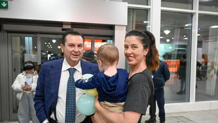 Ethan è tornato a casa: emozione, festa e show all’arrivo a Capodichino