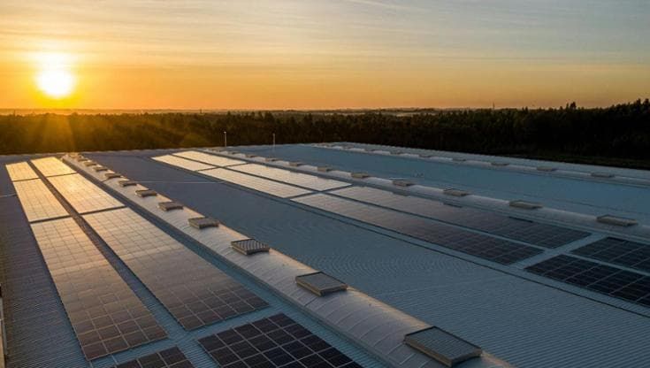 Le microsfere d’oro che catturano fino al 90% di luce solare