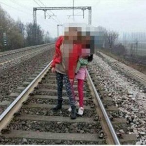 Selfie da brivido sui binari col treno in arrivo: ragazzi torinesi denunciati in Romagna