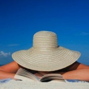 Agosto, gli italiani spengono internet e leggono più giornali