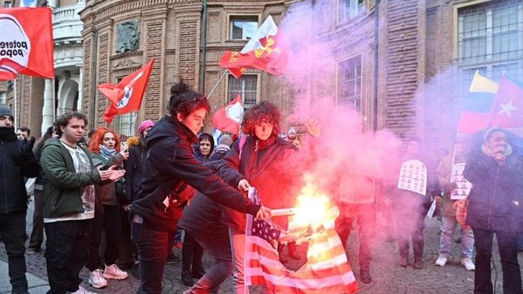 Corteo contro gli Usa a Torino: bandiera bruciata a stelle e strisce e slogan pro-Venezuela