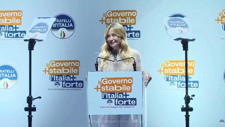 Bari, Meloni dal palco risponde al cellulare: "Scusate è mia figlia, mi ha chiamato tre volte"