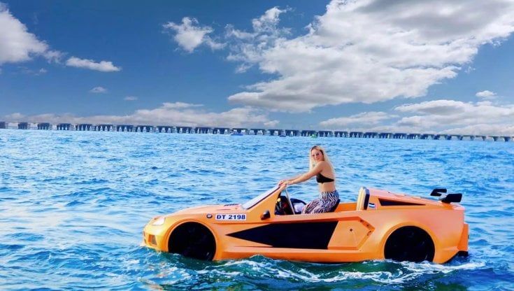 Guidare una Corvette sull'acqua? Con Jetcar si può fare