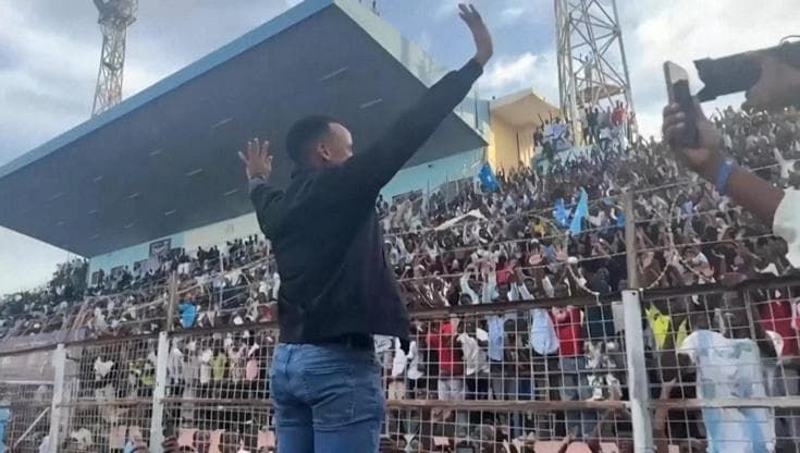 Somalia, l'arbitro respinto dagli Stati Uniti accolto come un eroe allo stadio di Mogadiscio