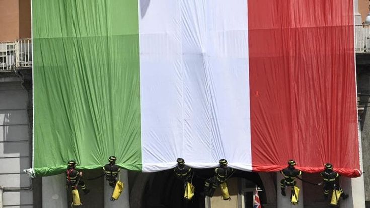 2 giugno, cerimonia in piazza del Plebiscito a Napoli. Manfredi: “Ricordare i valori della Costituzione in un momento difficile”