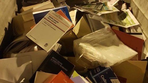Bari, avvocato salva dal cassonetto decine di testi di Giurisprudenza e una tesi di laurea: "Donateli"