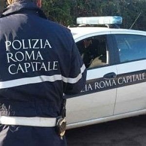 Roma, si schianta con la Mercedes contro il guardrail, è grave