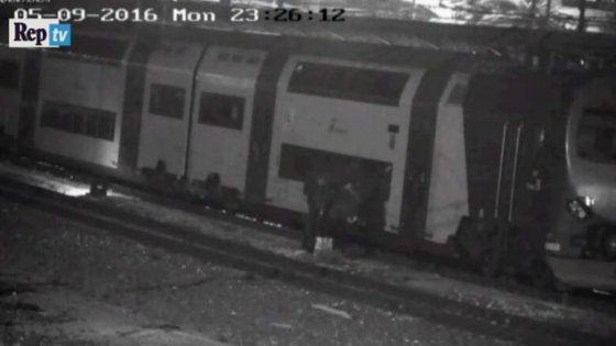 Writer tedeschi in azione alla stazione di Campi Flegrei, blitz in diretta nella notte