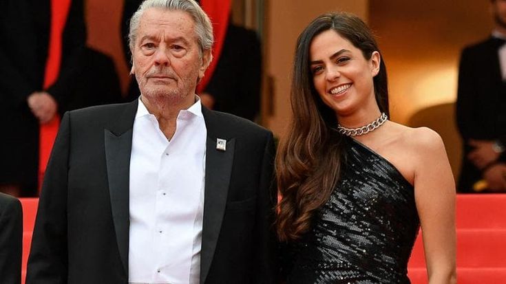Alain Delon, guerra senza fine tra i figli: Anouchka ora vuole querelare il fratello Anthony