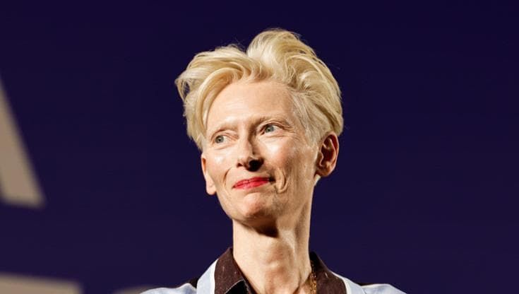 Tilda Swinton: “Con Bowie ci scrivevamo. L’IA? Finché sorprenderemo il pubblico, vinceremo noi”