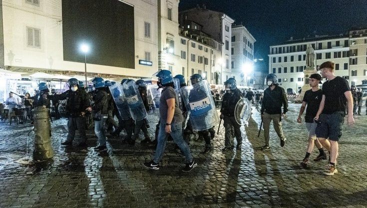 Roma, in mille assembrati in piazza Campo de' Fiori. Lanci di bottiglie contro la polizia e tafferugli. Arrestato ventunenne
