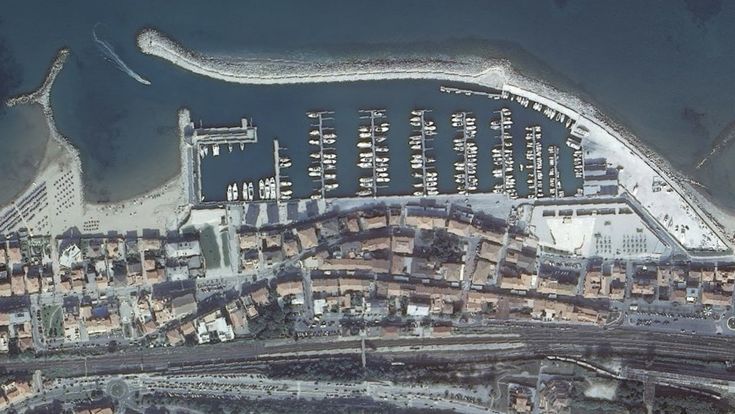 L’Italia e lo scempio delle coste, dove il mare non si vede più